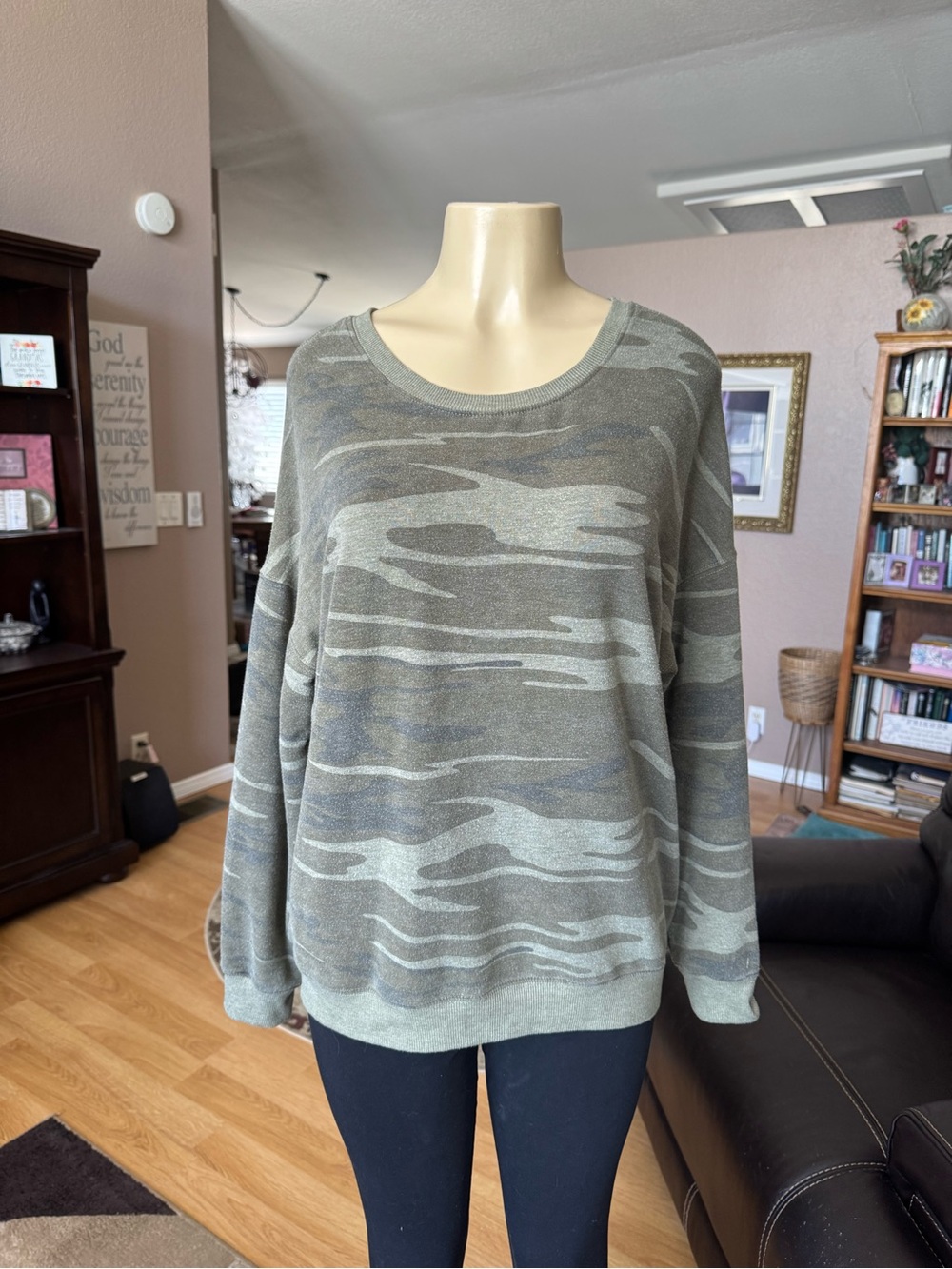 Zoe + Liv camo long sleeve sweatshirt-size L